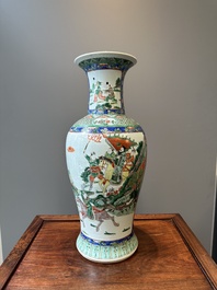 Vase en porcelaine de Chine famille verte &agrave; d&eacute;cor de guerriers &agrave; cheval, 19&egrave;me