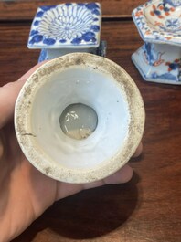 Een paar Chinese blauw-witte vazen en vier zoutvaten in blauw-wit, famille rose en Imari-stijl, Kangxi/Qianlong