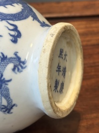 Een paar Chinese blauw-witte dekselvazen en drie potten, 19e eeuw