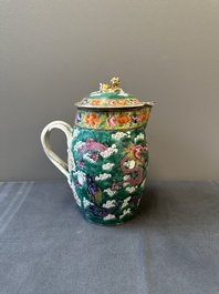 Une cruche en porcelaine de Chine famille rose sur fond vert  &agrave; d&eacute;cor de dragons et un plat &agrave; decor 'sept sages' et &agrave; bord de dragons, 19&egrave;me