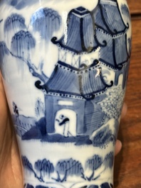 Garniture de cinq vases en porcelaine de Chine en bleu et blanc &agrave; d&eacute;cor de paysage, 19&egrave;me