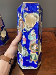 Paire de rares porte-chapeaux en porcelaine de Chine famille rose sur fond bleu &agrave; d&eacute;cor de 'huit immortels', marque et &eacute;poque de Tongzhi