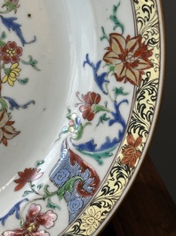 Paire de plats en porcelaine de Chine famille rose &agrave; d&eacute;cor d'antiquit&eacute;s, Yongzheng