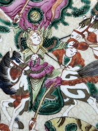 Une paire de pots et un plat en porcelaine de Chine famille rose de Nankin, marque de Chenghua, 19&egrave;me