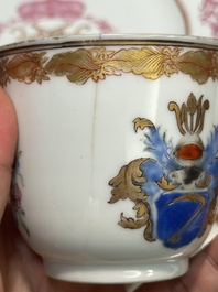 Een paar gemonogrammeerde Chinese roze-ge&euml;mailleerde borden en een paar koppen en schotels met wapendeor, Yongzheng/Qianlong
