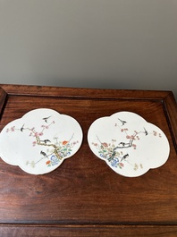 Paire de plaques en porcelaine de Chine famille rose &agrave; d&eacute;cor d'oiseaux parmi des branches fleuries, 19&egrave;me