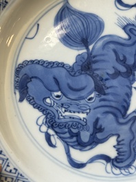 Een paar Chinese blauw-witte borden met boeddhistische leeuwen, ding merk, Kangxi