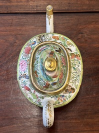 Twee fijne Chinese Canton famille rose theepotten, 19e eeuw