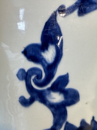 Rare vase en porcelaine de Chine en bleu et blanc &agrave; d&eacute;cor floral, Kangxi