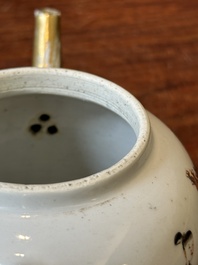 Een Chinese vergulde famille rose theepot, Yongzheng
