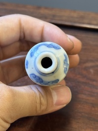 Zes Chinese blauw-witte snuifflessen, 19de eeuw