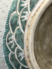 Paire de vases de forme bouteille en porcelaine de Chine famille rose &agrave; d&eacute;cor de dragons, Tongzhi/Guangxu