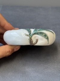 Groupe de trois objets de bureau d'&eacute;rudit en porcelaine de Chine famille rose, marque de Qianlong, 19/20&egrave;me
