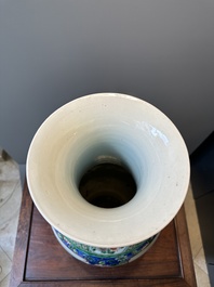 Vase en porcelaine de Chine famille verte &agrave; d&eacute;cor de guerriers &agrave; cheval, 19&egrave;me