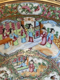 Twee Chinese Canton famille rose kommen met vergulde bronzen monturen, 19e eeuw