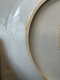 Paire de plats en porcelaine de Chine famille rose &agrave; d&eacute;cor d'antiquit&eacute;s, Yongzheng