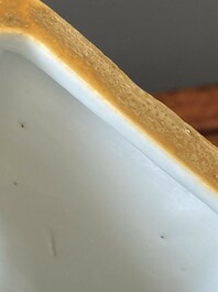 Paire de rares porte-chapeaux en porcelaine de Chine famille rose sur fond bleu &agrave; d&eacute;cor de 'huit immortels', marque et &eacute;poque de Tongzhi