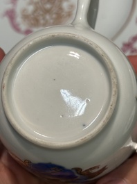 Een paar gemonogrammeerde Chinese roze-ge&euml;mailleerde borden en een paar koppen en schotels met wapendeor, Yongzheng/Qianlong