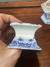 Een paar Chinese blauw-witte vazen en vier zoutvaten in blauw-wit, famille rose en Imari-stijl, Kangxi/Qianlong