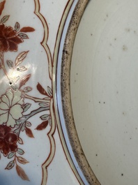 Grand plat en porcelaine de Chine wucai &agrave; d&eacute;cor figuratif et floral, marque de Jiajing, &eacute;poque Transition