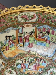Twee Chinese Canton famille rose kommen met vergulde bronzen monturen, 19e eeuw