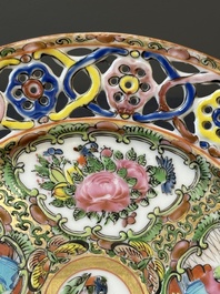 Une paire d'assiettes en porcelaine de Chine en bleu et blanc surd&eacute;cor&eacute; en Canton, une assiette aux gar&ccedil;ons jouant et une assiette ajour&eacute;e, 19&egrave;me
