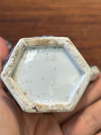 Deux verseuses couvertes en porcelaine de Chine en bleu et blanc, Kangxi