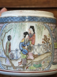 Bo&icirc;te couverte de forme ronde en porcelaine de Chine famille rose &agrave; d&eacute;cor figuratif, 19&egrave;me