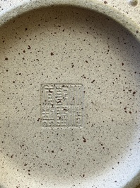 Een grote Chinese Yixing steengoed kom met reli&euml;fdecor, Qianlong merk, 18/19e eeuw