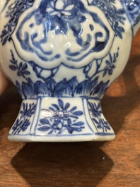 Deux verseuses couvertes en porcelaine de Chine en bleu et blanc, Kangxi