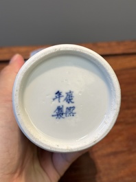 Garniture de cinq vases en porcelaine de Chine en bleu et blanc &agrave; d&eacute;cor de paysage, 19&egrave;me