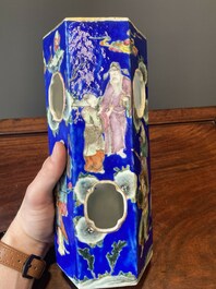 Paire de rares porte-chapeaux en porcelaine de Chine famille rose sur fond bleu &agrave; d&eacute;cor de 'huit immortels', marque et &eacute;poque de Tongzhi