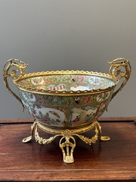 Twee Chinese Canton famille rose kommen met vergulde bronzen monturen, 19e eeuw
