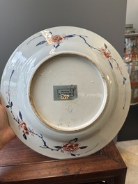 Een paar Chinese verte-Imari 'De vrouwelijke generaals van de familie Yang 楊門女將' schotels, Kangxi