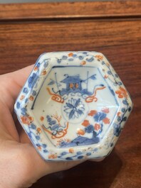 Een paar Chinese blauw-witte vazen en vier zoutvaten in blauw-wit, famille rose en Imari-stijl, Kangxi/Qianlong