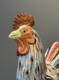 Paire de sculptures de coq en porcelaine de Chine famille rose aux montures en bronze dor&eacute;, Qianlong