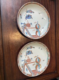 Paire d'assiettes en porcelaine de Chine de style Kakiemon d&eacute;cor&eacute;es aux Pays-Bas, 18&egrave;me
