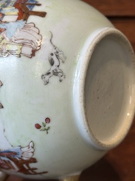 Een Chinese vergulde famille rose theepot, Yongzheng