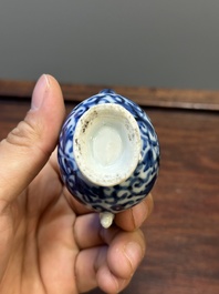 Deux vases, deux pichets miniatures et une bo&icirc;te &agrave; th&eacute; en porcelaine de Chine en bleu et blanc, Kangxi