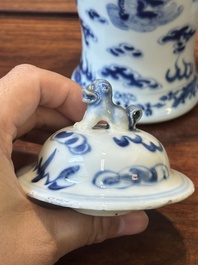 Een paar Chinese blauw-witte dekselvazen en drie potten, 19e eeuw