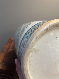 Paire de vases en porcelaine de Chine famille rose &agrave; d&eacute;cor narratif, 19&egrave;me