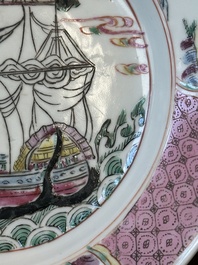 Een Chinees famille rose bord met een driemaster, Yongzheng