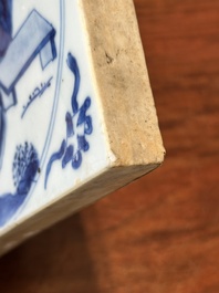 Carreau en porcelaine de Chine en bleu et blanc &agrave; d&eacute;cor de 'Longue Dame', Kangxi