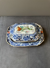 Une soupi&egrave;re couverte sur son support en porcelaine de Chine famille rose &agrave; d&eacute;cor mandarin et une th&eacute;i&egrave;re couverte, Qianlong