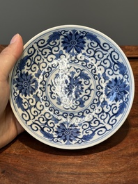 Een Chinees blauw-wit bord met lotusslingers, Guangxu merk en periode