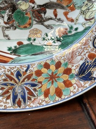 Een paar Chinese verte-Imari 'De vrouwelijke generaals van de familie Yang 楊門女將' schotels, Kangxi