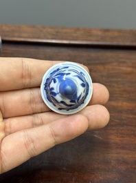 Vijf Chinese blauw-witte vazen, Kangxi