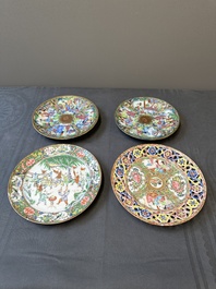 Une paire d'assiettes en porcelaine de Chine en bleu et blanc surd&eacute;cor&eacute; en Canton, une assiette aux gar&ccedil;ons jouant et une assiette ajour&eacute;e, 19&egrave;me