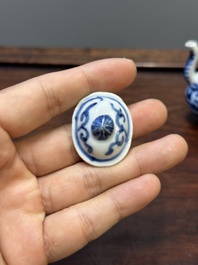 Deux vases, deux pichets miniatures et une bo&icirc;te &agrave; th&eacute; en porcelaine de Chine en bleu et blanc, Kangxi