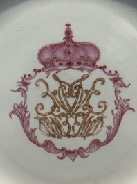Een paar gemonogrammeerde Chinese roze-ge&euml;mailleerde borden en een paar koppen en schotels met wapendeor, Yongzheng/Qianlong
